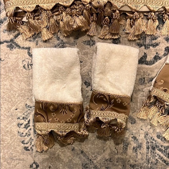 Elegant Cream and Brown Tasseled Towels - Picture 4 of 7